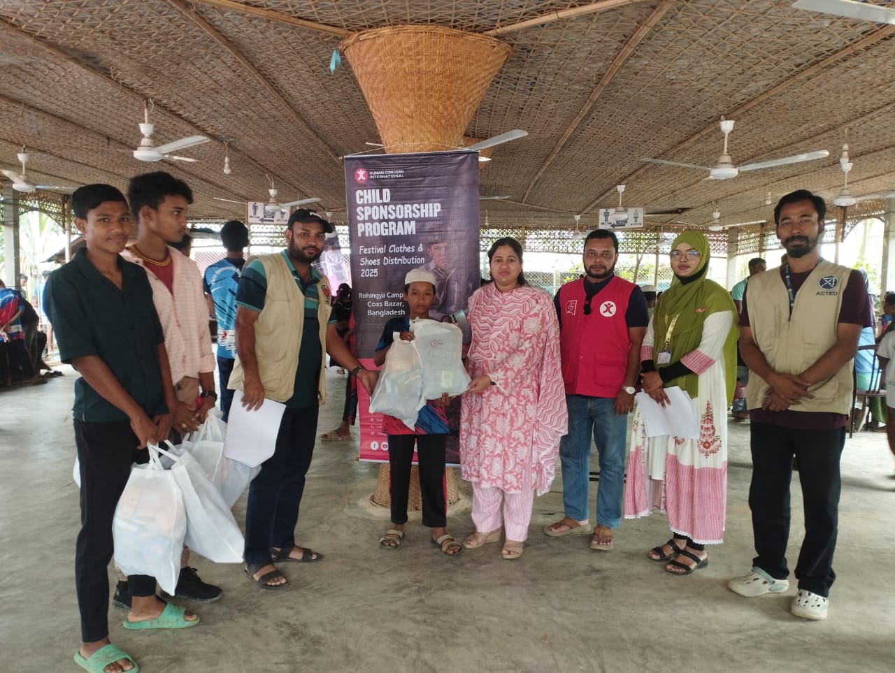রোহিঙ্গা শিশুদের মাঝে পুষ্টিকর খাদ্য, পোশাকসহ বিভিন্ন সামগ্রী বিতরণ