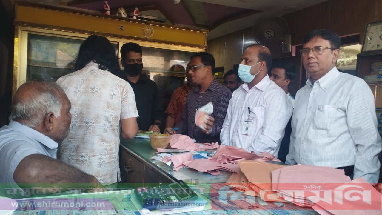 নান্দাইলে শ্রীগুরু ও মা মিষ্টান্নভাণ্ডারের দোকানীকে জরিমানা