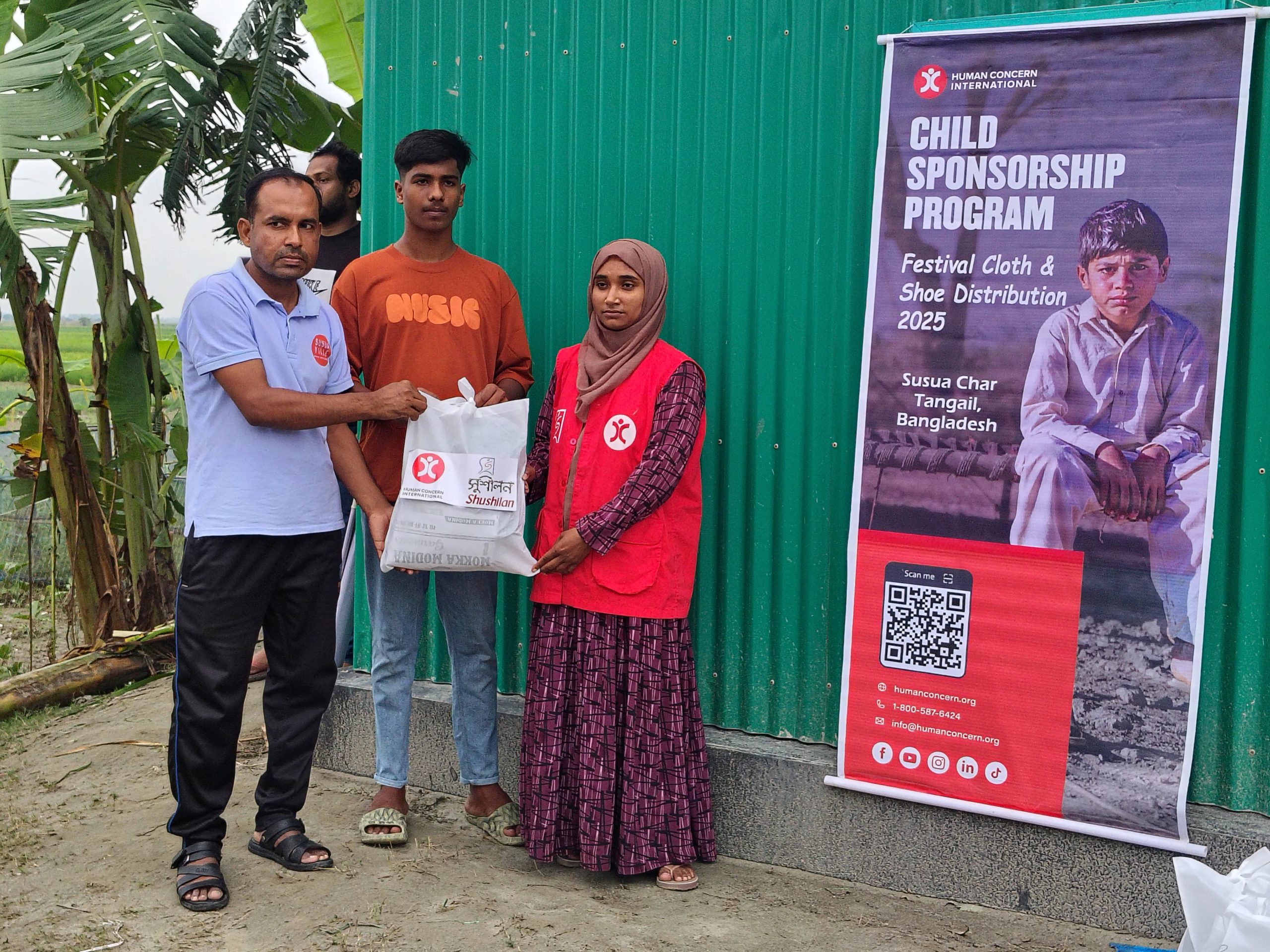 টাঙ্গাইলের দুর্গম চরাঞ্চলে শিশুদের মাঝে পোশাক ও জুতা বিতরণ