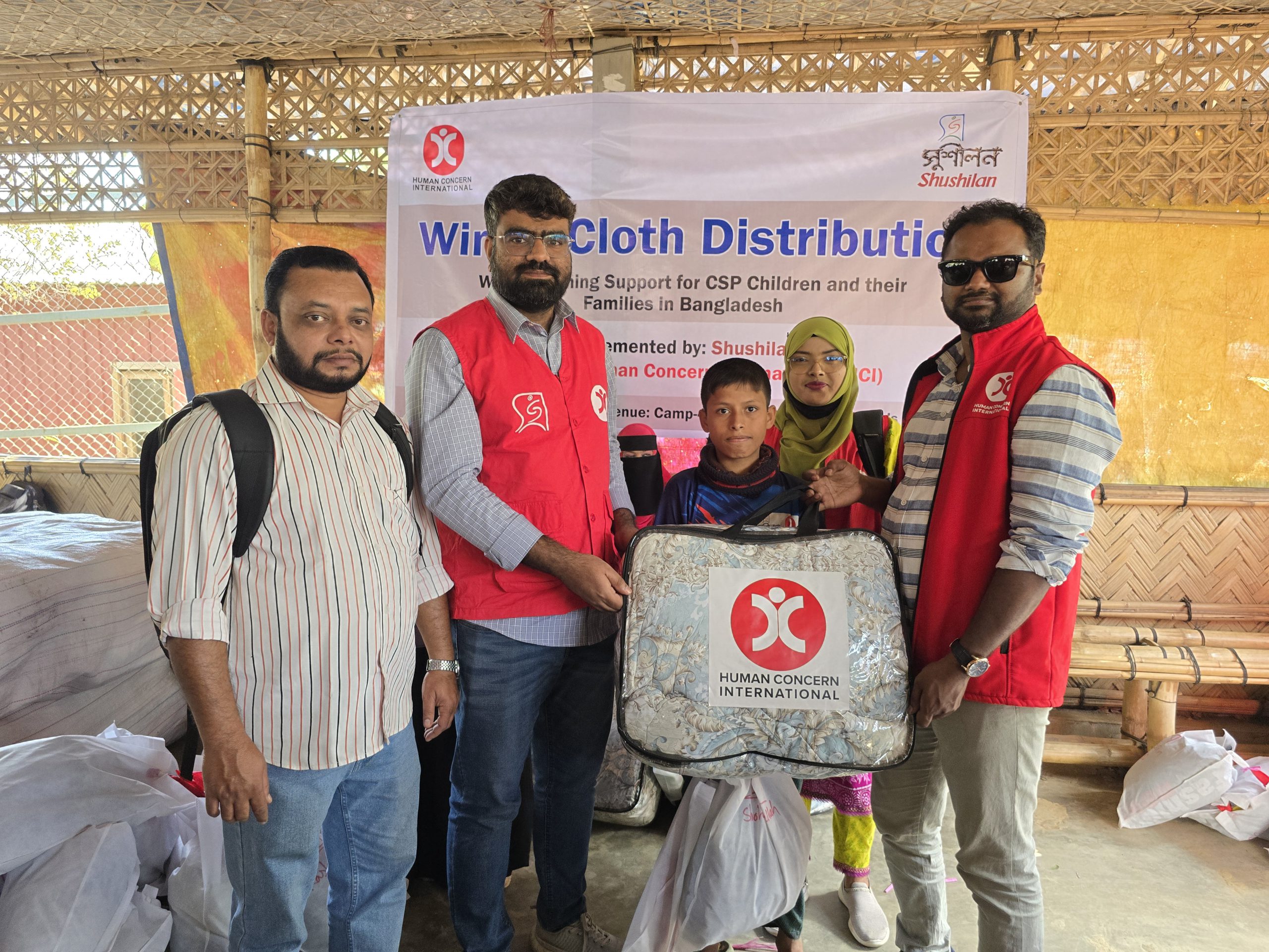 রোহিঙ্গা ক্যাম্প-৪ এ সিএসপি’র শিশুদের মাঝে এইচসিআই ও সুশীলনের শীতবস্ত্র বিতরণ