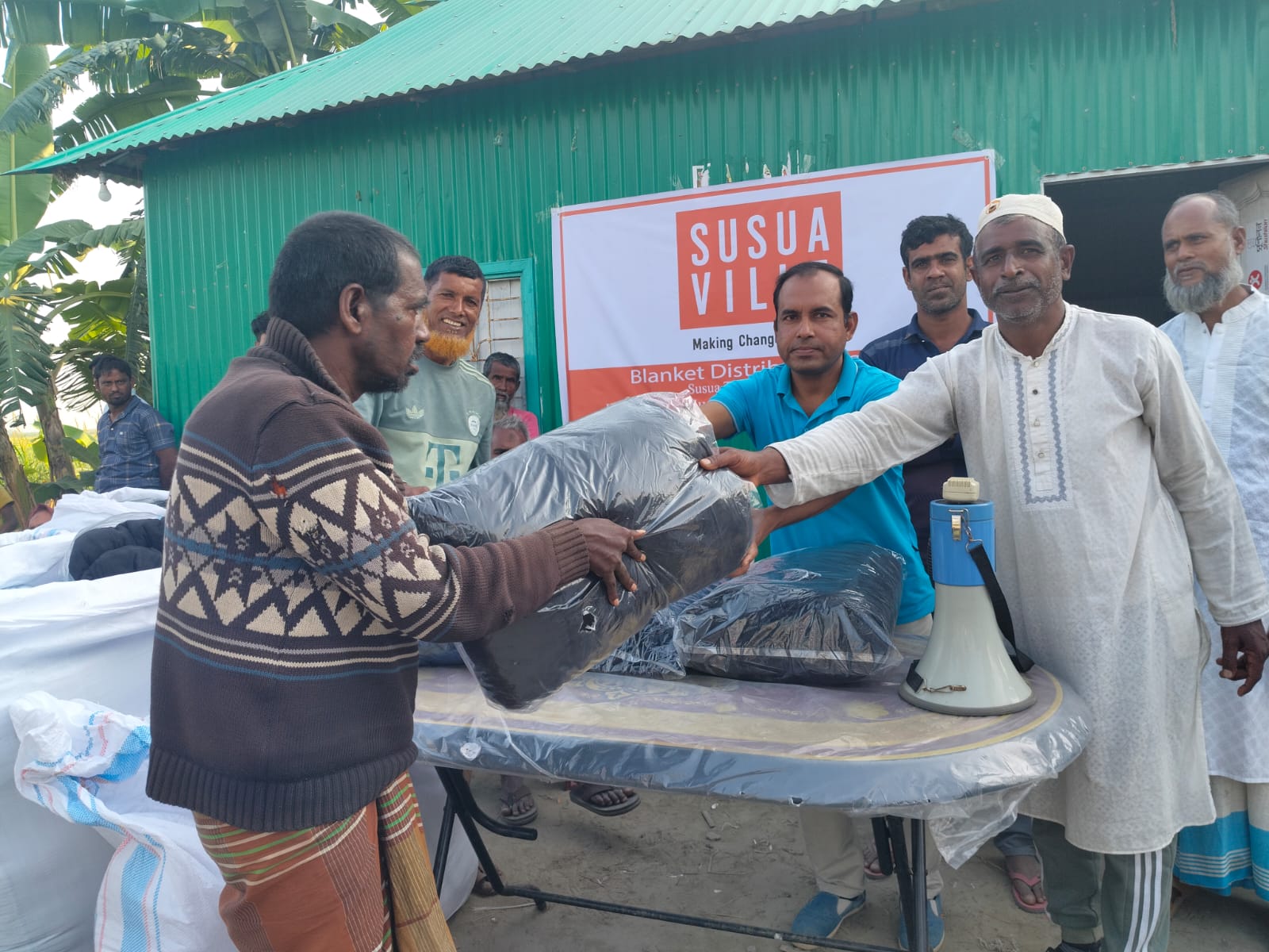 যমুনা নদীর দুর্গম চরে শীতার্তদের মাঝে কম্বল বিতরণ