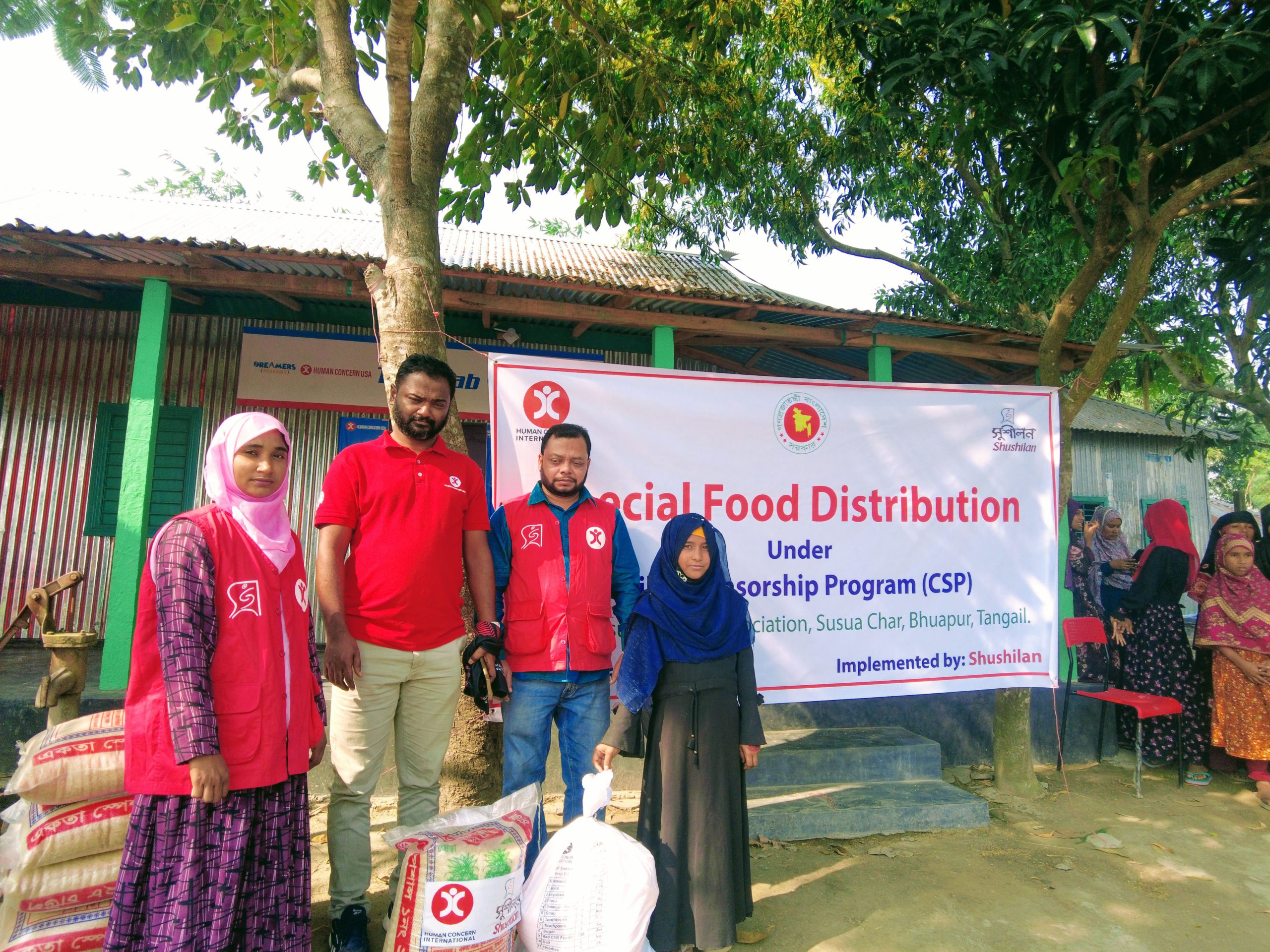 টাঙ্গাইলের যমুনা চরের শিশুদের খাদ্যসহায়তা ও চিকিৎসা প্রদান