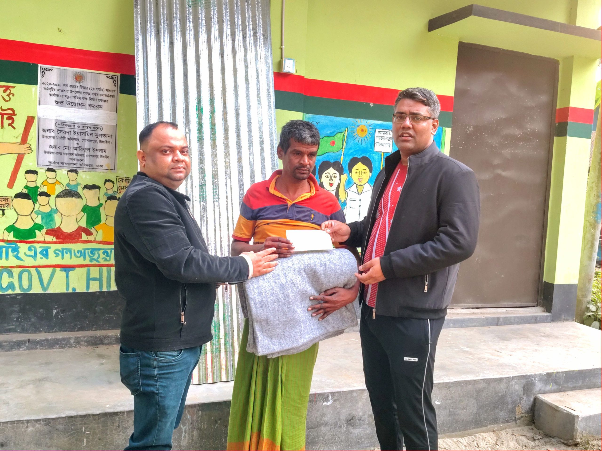 খোলা আকাশের নিচে ঘুমানো নাসিরের জন্য ইউএনওর মানবিক সহায়তা 