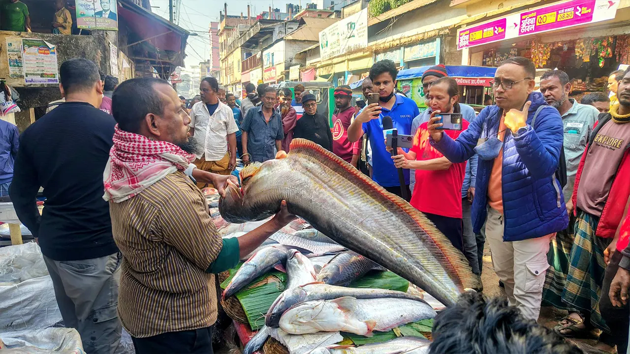 মৌলভীবাজার জেলায় বসেছে ঐতিহ্যবাহী মাছের মেলা