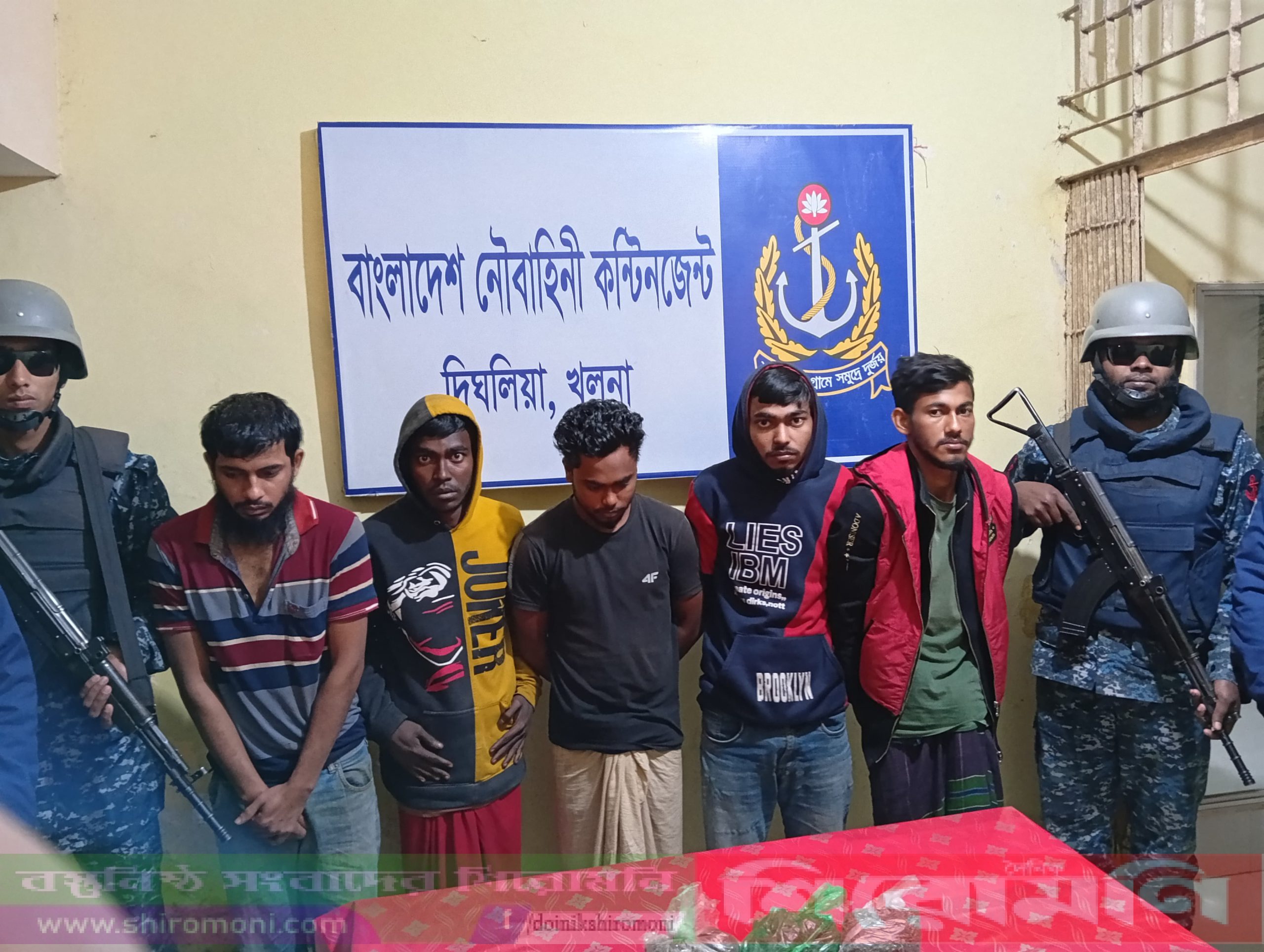 দিঘলিয়ায় নৌবাহিনীর অভিযানে গাঁজাসহ ৫ মাদক কারবারি আটক