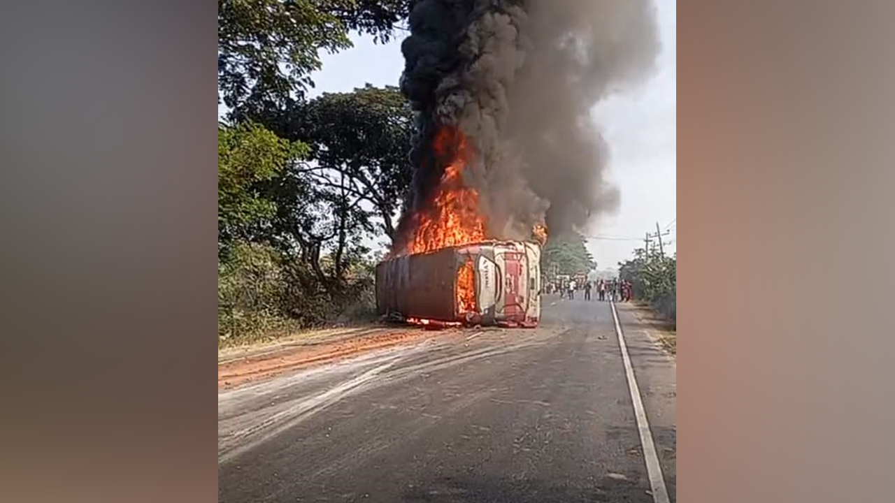 কুমিল্লার দাউদকান্দিতে তিন বাহনের সংঘর্ষে আগুন, নিহত