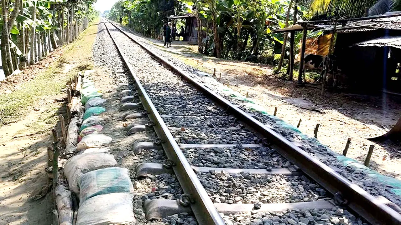 রেললাইন সংস্কারে কলাগাছ ও বালুর বস্তা