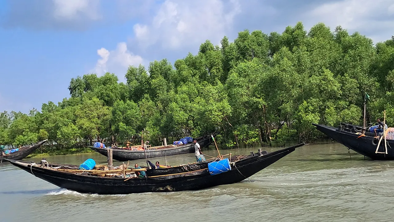 বঙ্গোপসাগরে বাতাস;মাছ ধরতে পারছেন না দুবলারচরের জেলেরা