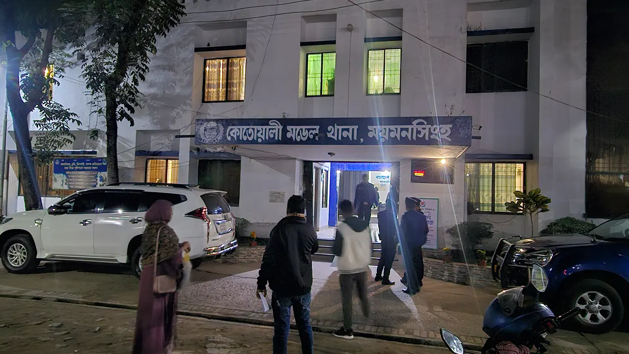 ময়মনসিংহে কুপিয়ে হাতকড়াসহ আসামি ছিনতাই