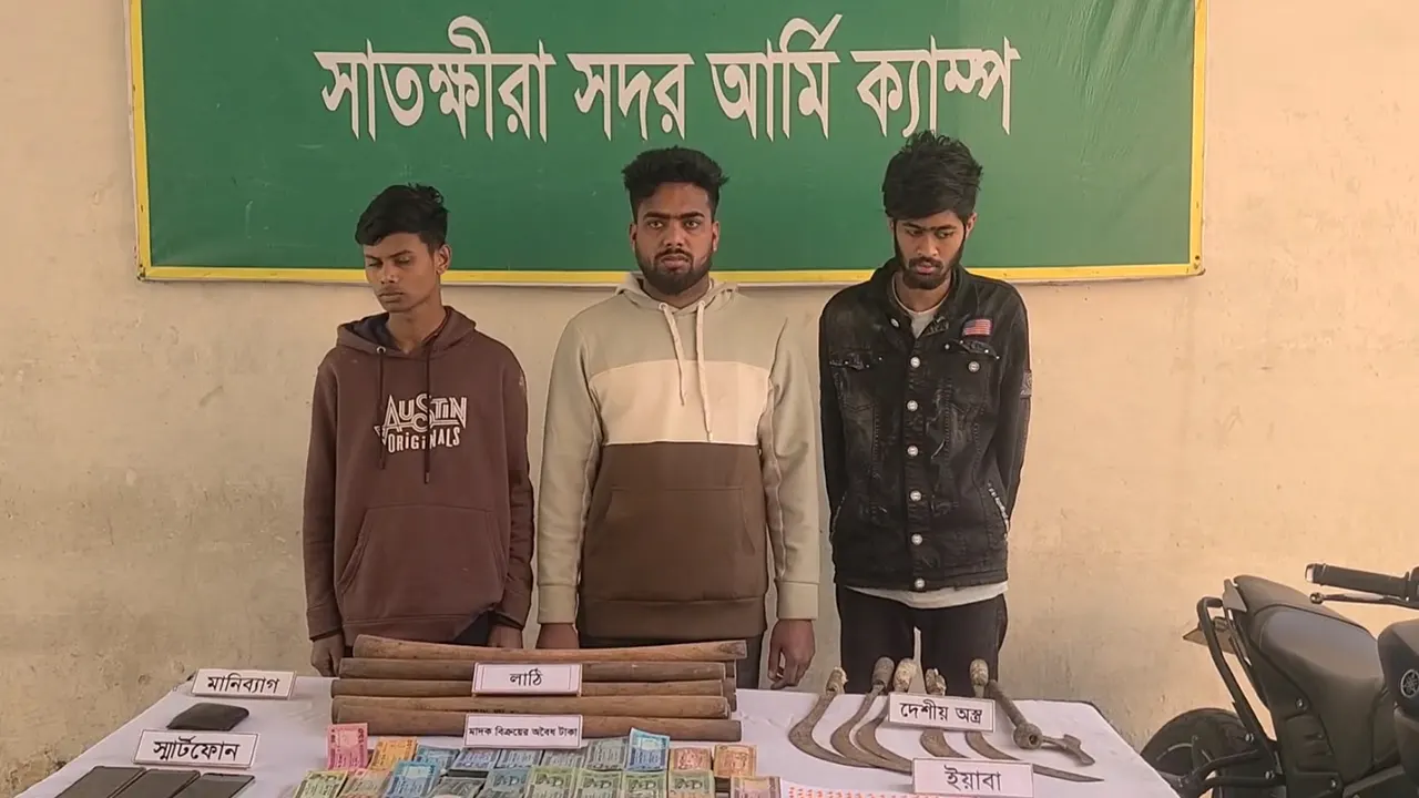 সাতক্ষীরায় সেনা অভিযানে মাদক ব্যবসায়ীসহ গ্রেপ্তার ৩