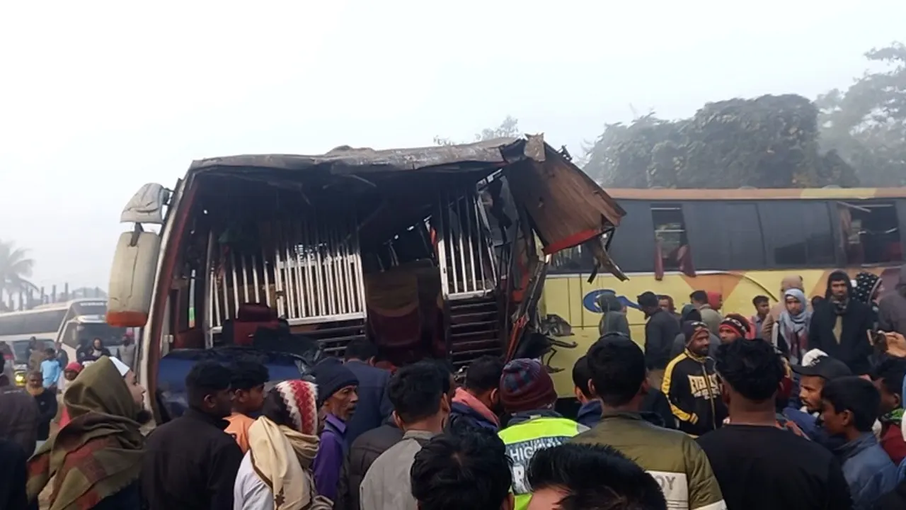 সিলেট ওসমানীনগরে তিন বাসের ত্রিমুখী সংঘর্ষে ২ জন নিহত