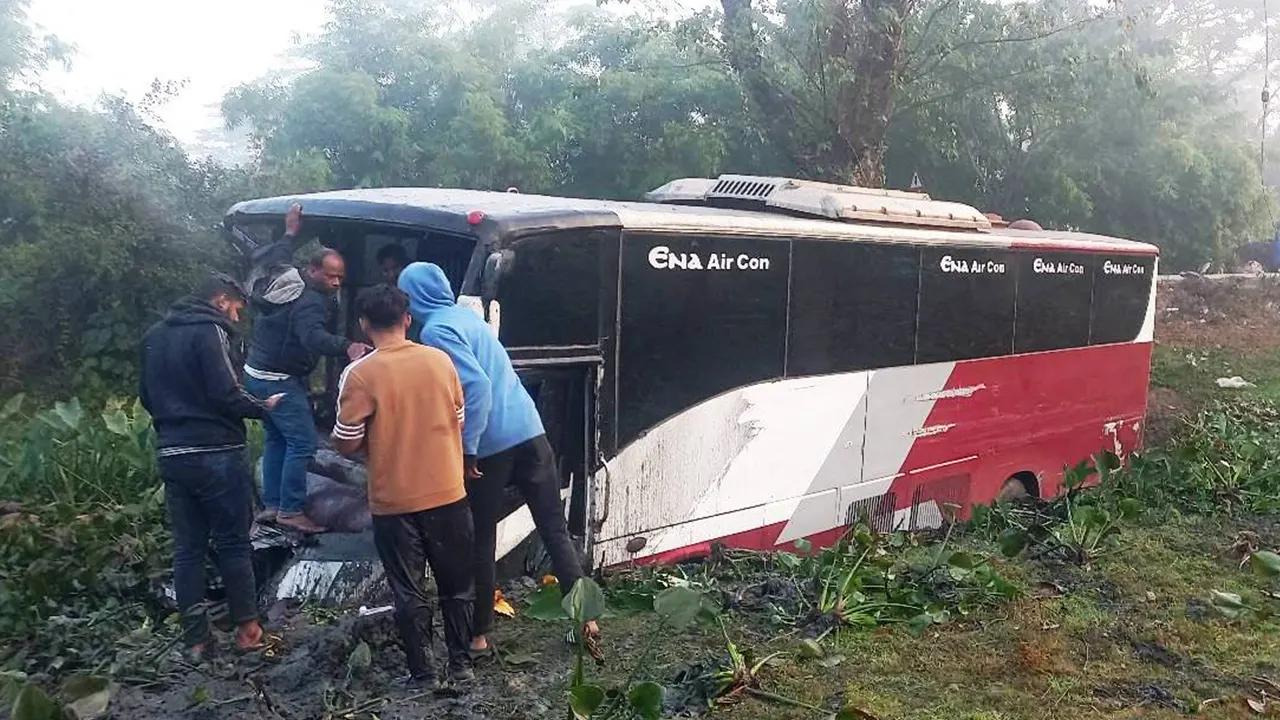 সিলেট-সুনামগঞ্জ মহাসড়কের চালকের বুদ্ধিতে বাঁচলেন বাস যাত্রীরা