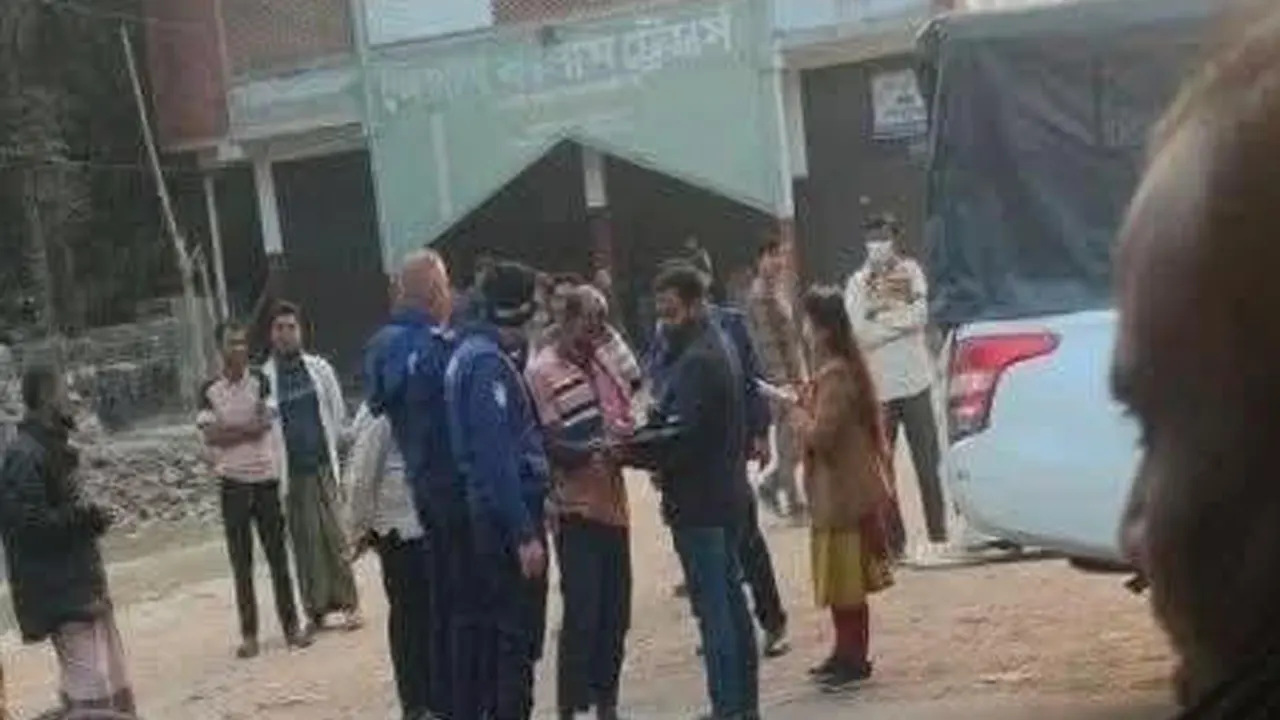 ঝিনাইদহের হরিণাকুণ্ডুতে খোলা জায়গায় প্রস্রাব করায় জরিমানা