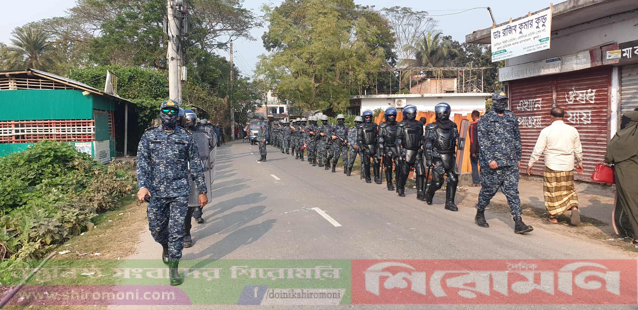 দিঘলিয়া উপজেলাতে নির্বাচনকে সামনে রেখে যৌথ বাহিনীর মহড়া