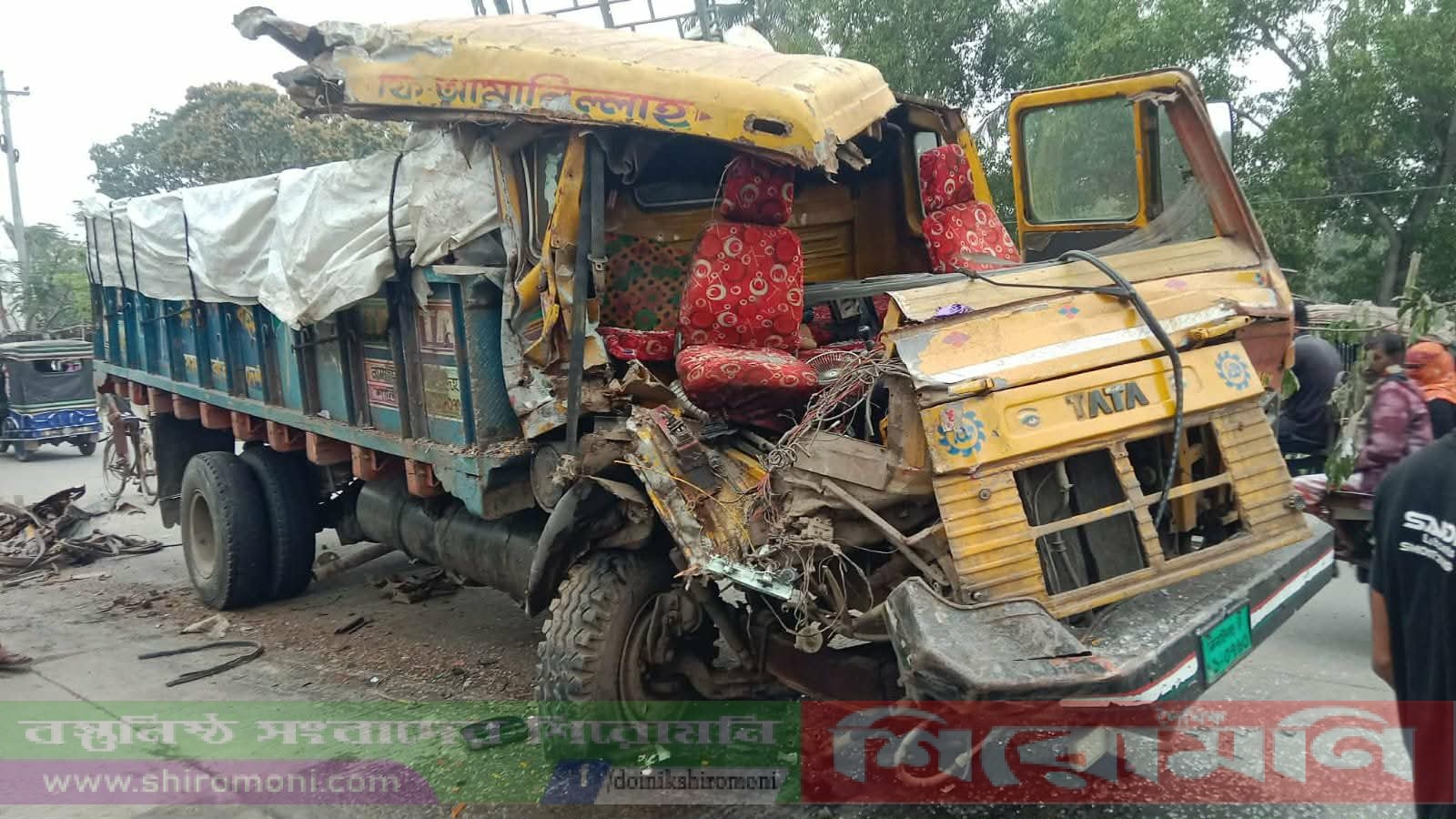 কেশবপুরে দুই ট্রাকের মুখোমুখি সংঘর্ষে আহত-১
