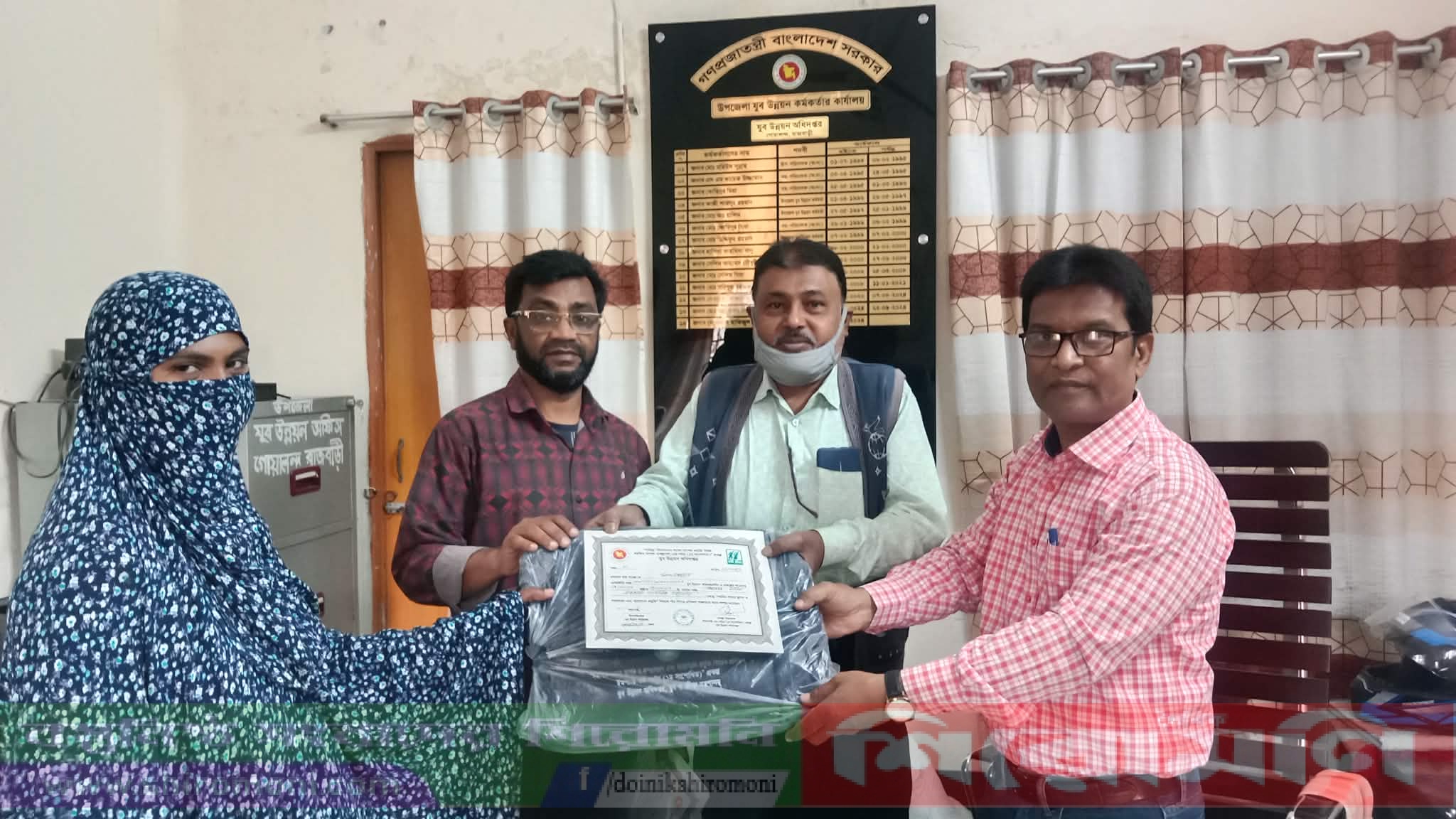 গোয়ালন্দে প্রশিক্ষন প্রাপ্ত ৮০ যুব’র মাঝে সনদপত্র ও ব্যাগ বিতরণ