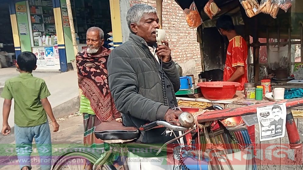 গাইবান্ধা-৩ বাইসাইকেল চালিয়ে এমপি প্রার্থী চালাচ্ছেন প্রচারণা