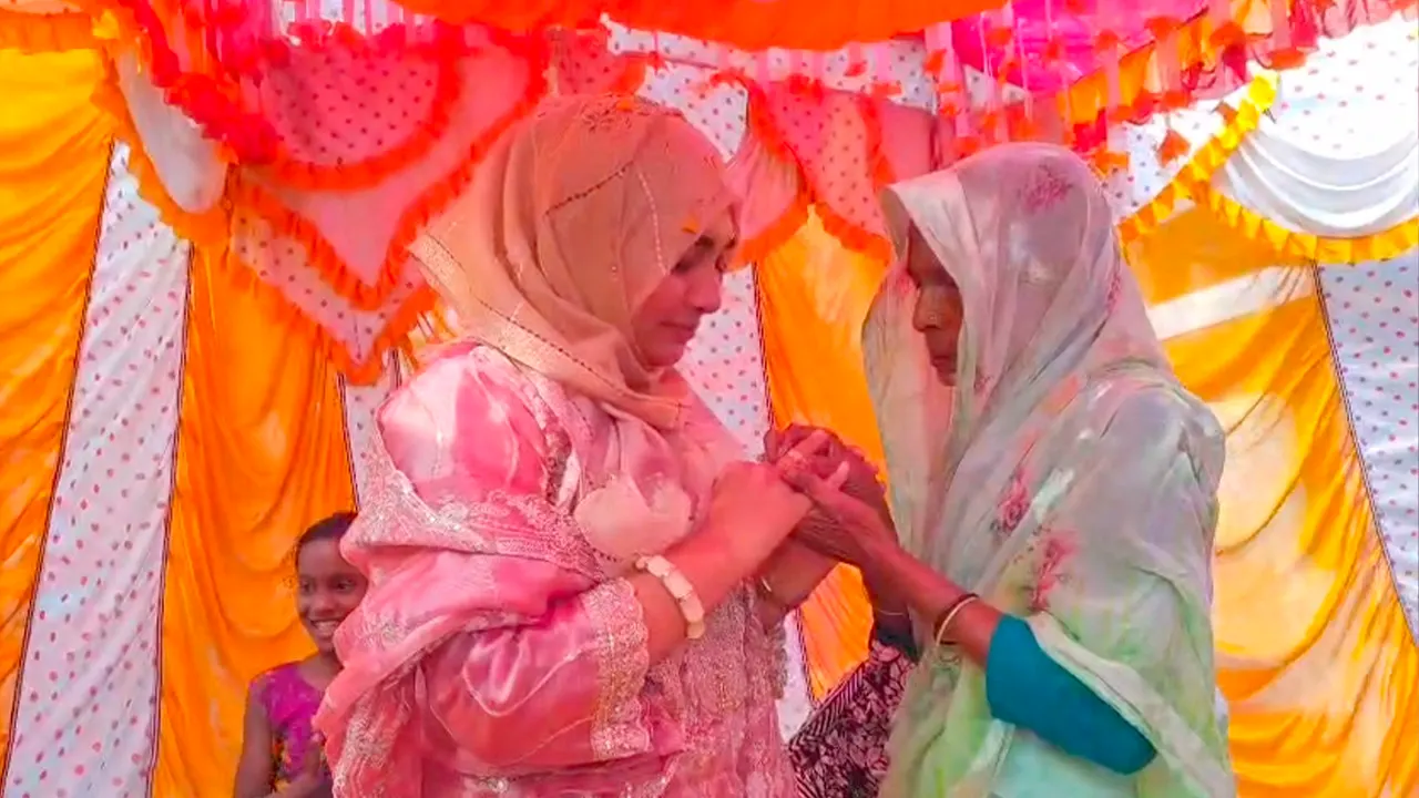 নোয়াখালী-৬ আসনে সংসদ সদস্য প্রার্থীর স্ত্রী স্বর্ণের আংটি পেলেন