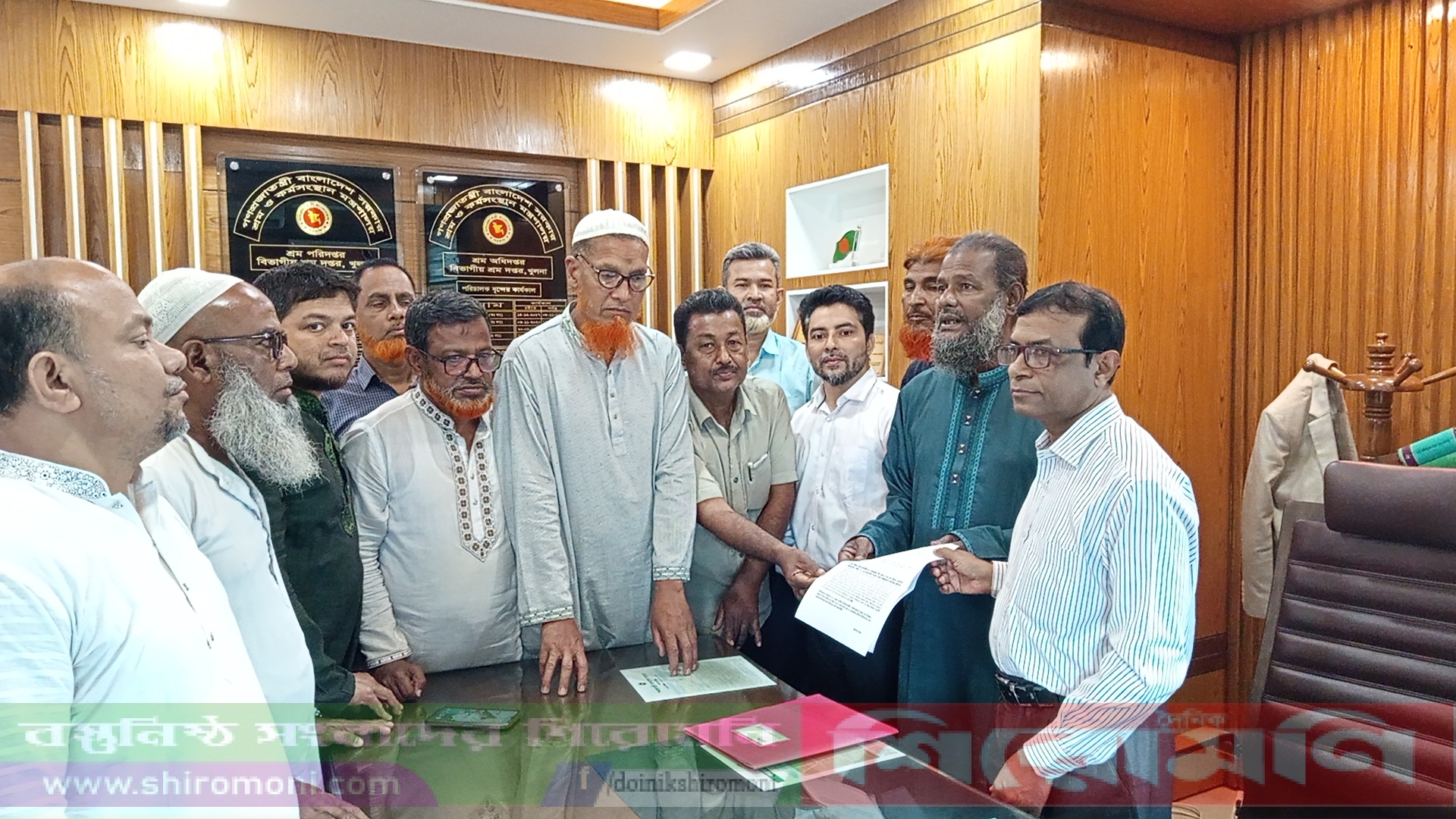 শ্রমিকদের বকেয়া পাওনা পরিশোধের দাবিতে স্মারকলিপি পেশ