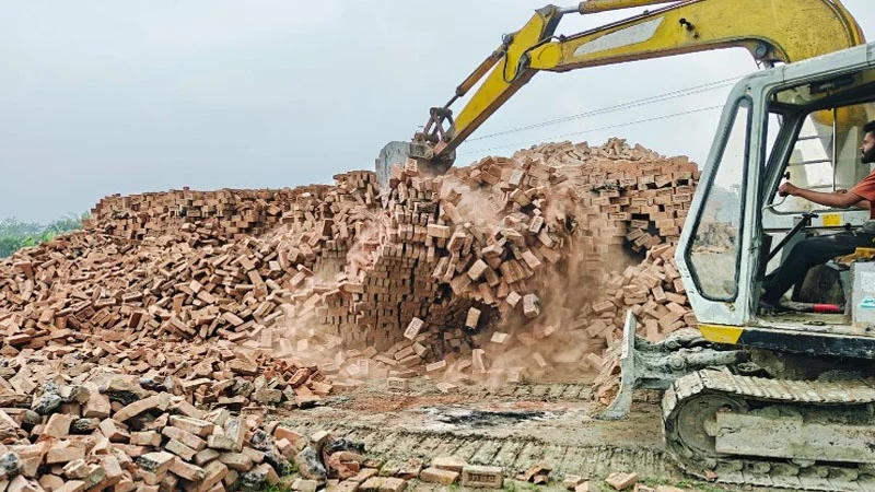 বাগেরহাটে ১১ টি অবৈধ ইটভাটা গুড়িয়ে দেওয়া হয়েছে