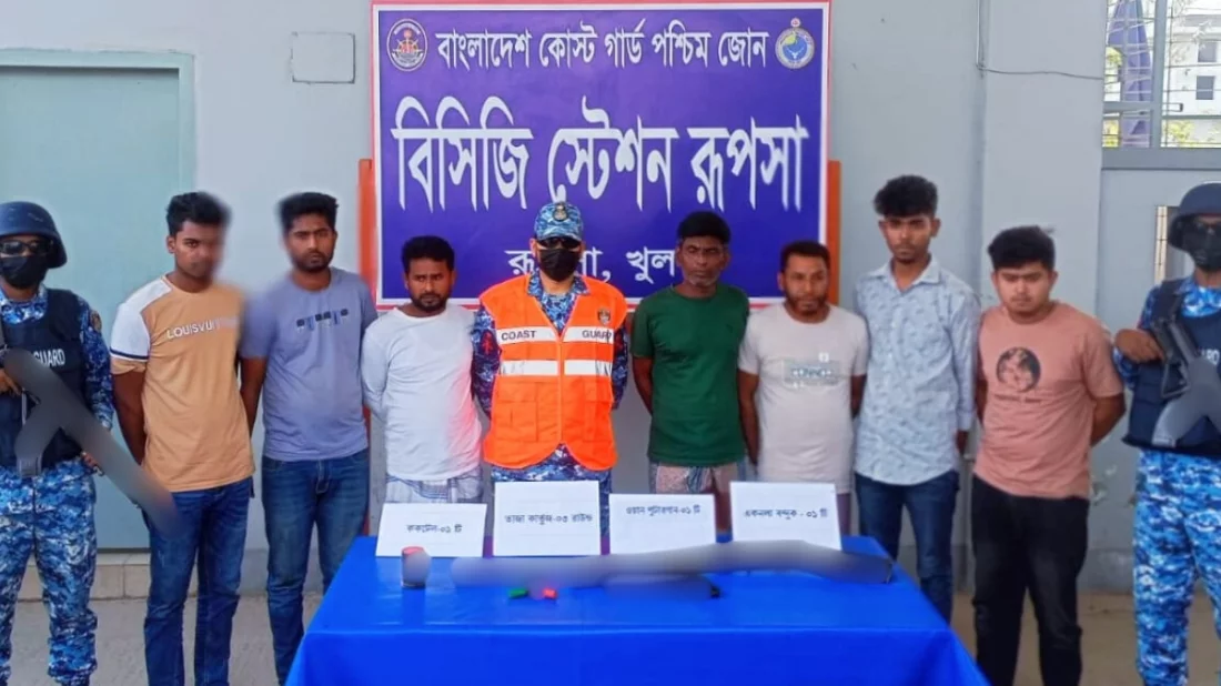 খুলনার দিঘলিয়ায় অস্ত্রসহ ৭ সদস্য আটক