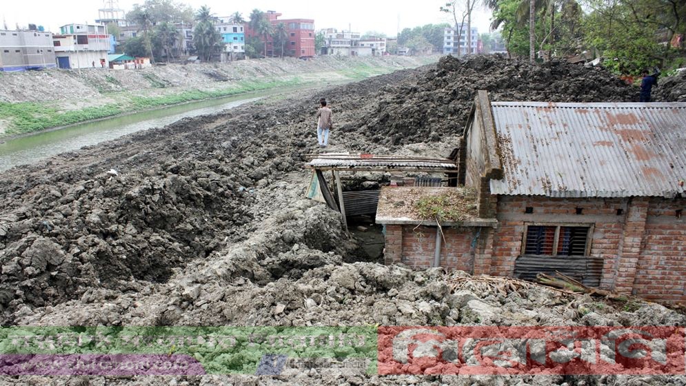 বাঘারপাড়ায় চিত্রা নদী খননে মাটি পড়ে  থাকায় দুর্ভোগ