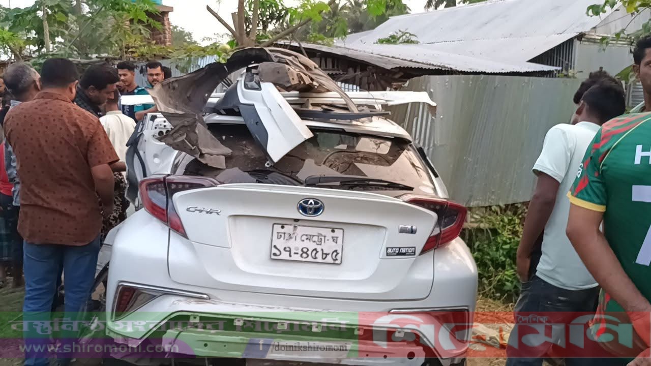 ফুলতলার আফিলগেটে রেলগাড়ি ও প্রাইভেটকার সং/ঘ/র্ষ