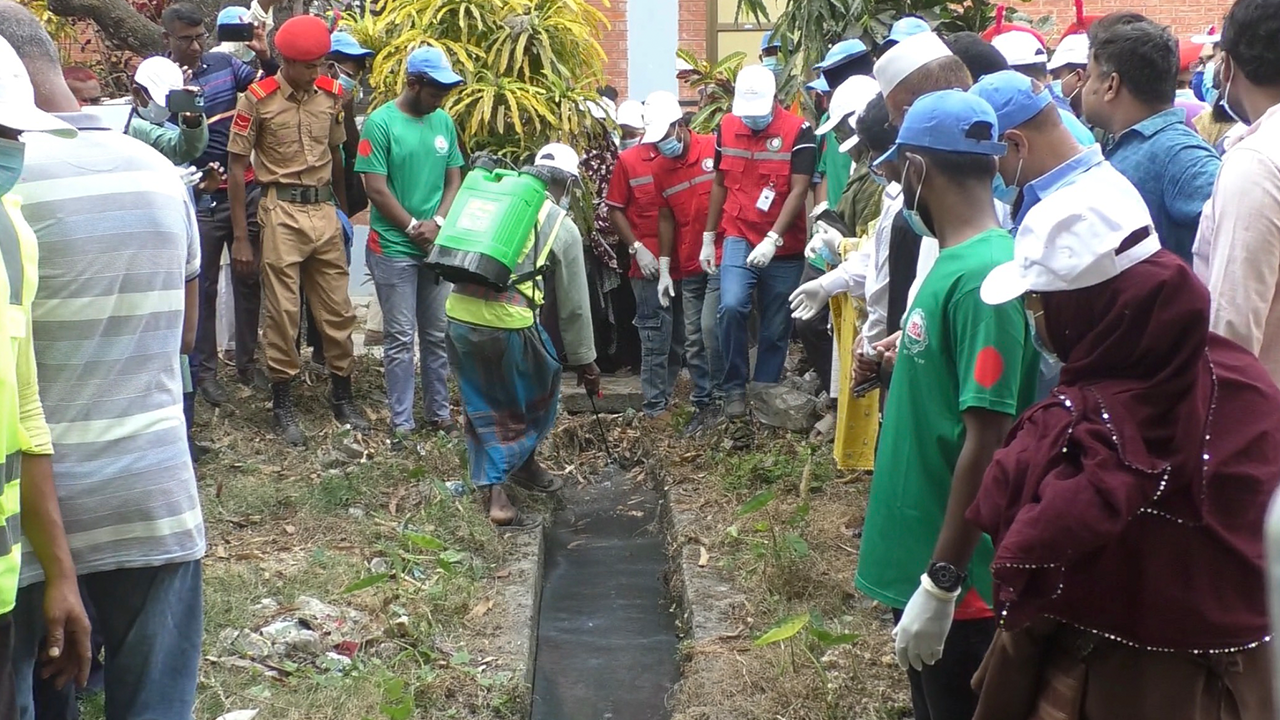 সাতক্ষীরা সদর হাসপাতালে ডিসি চলে যেতেই থেমে গেল অভিযান