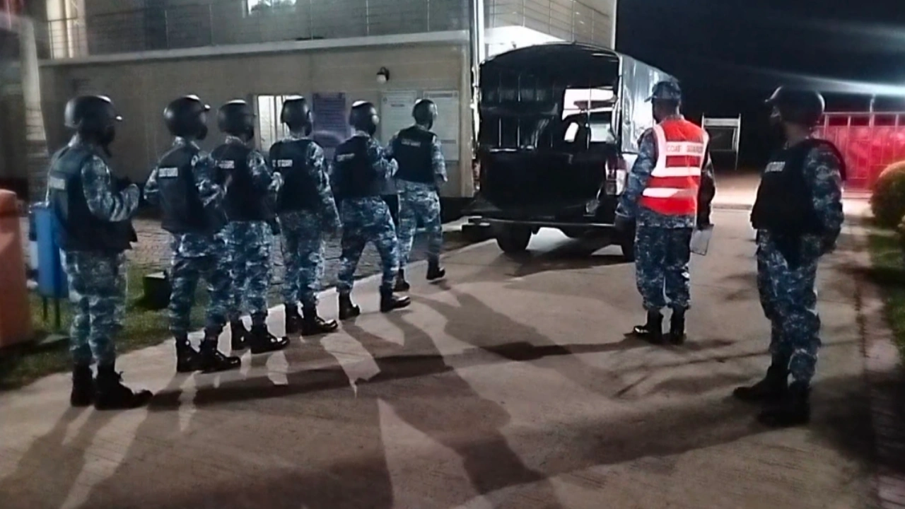 মোংলায় অভিযান চালিয়ে  ১২ হাজার লিটার জ্বালানি তেল জব্দ