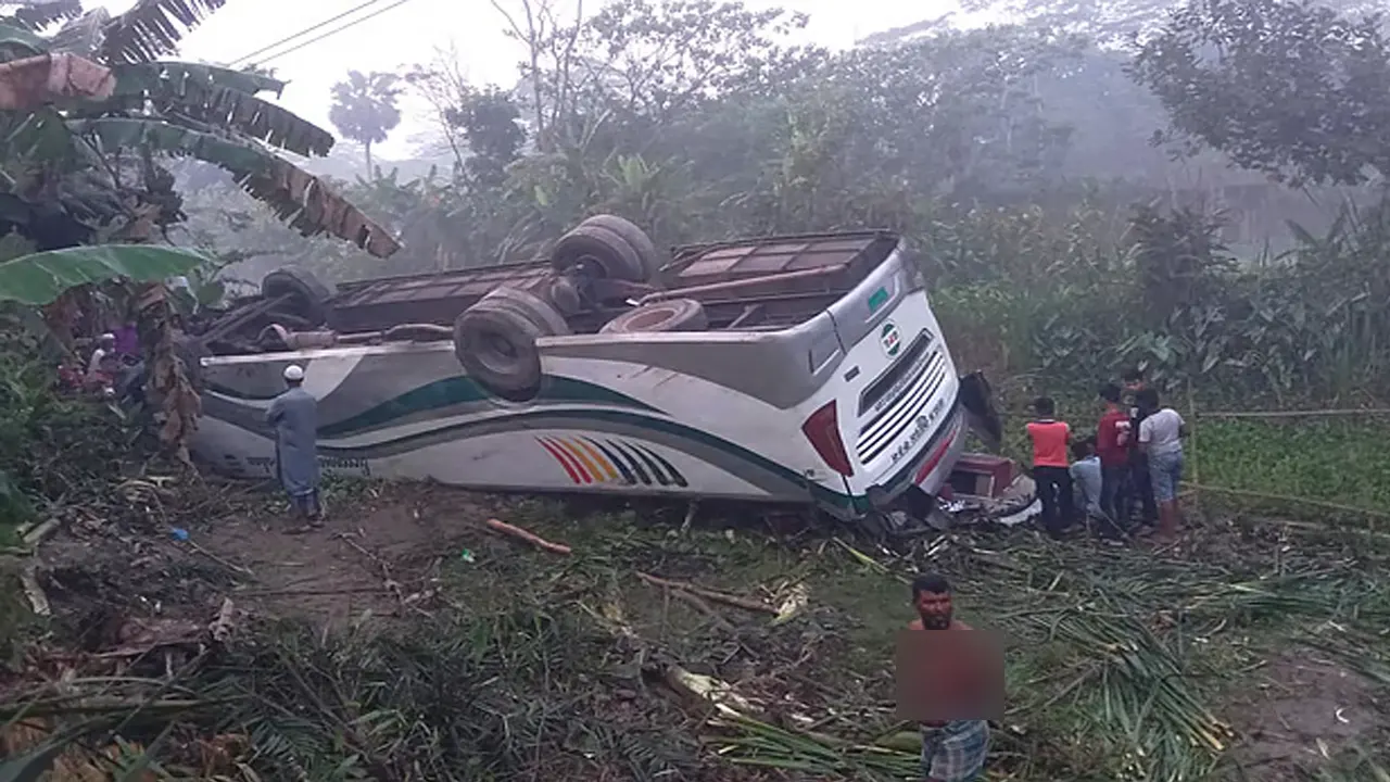 গৌরনদী বাস নিয়ন্ত্রণ হারিয়ে খাদে পড়ে ২ যাত্রী নিহত
