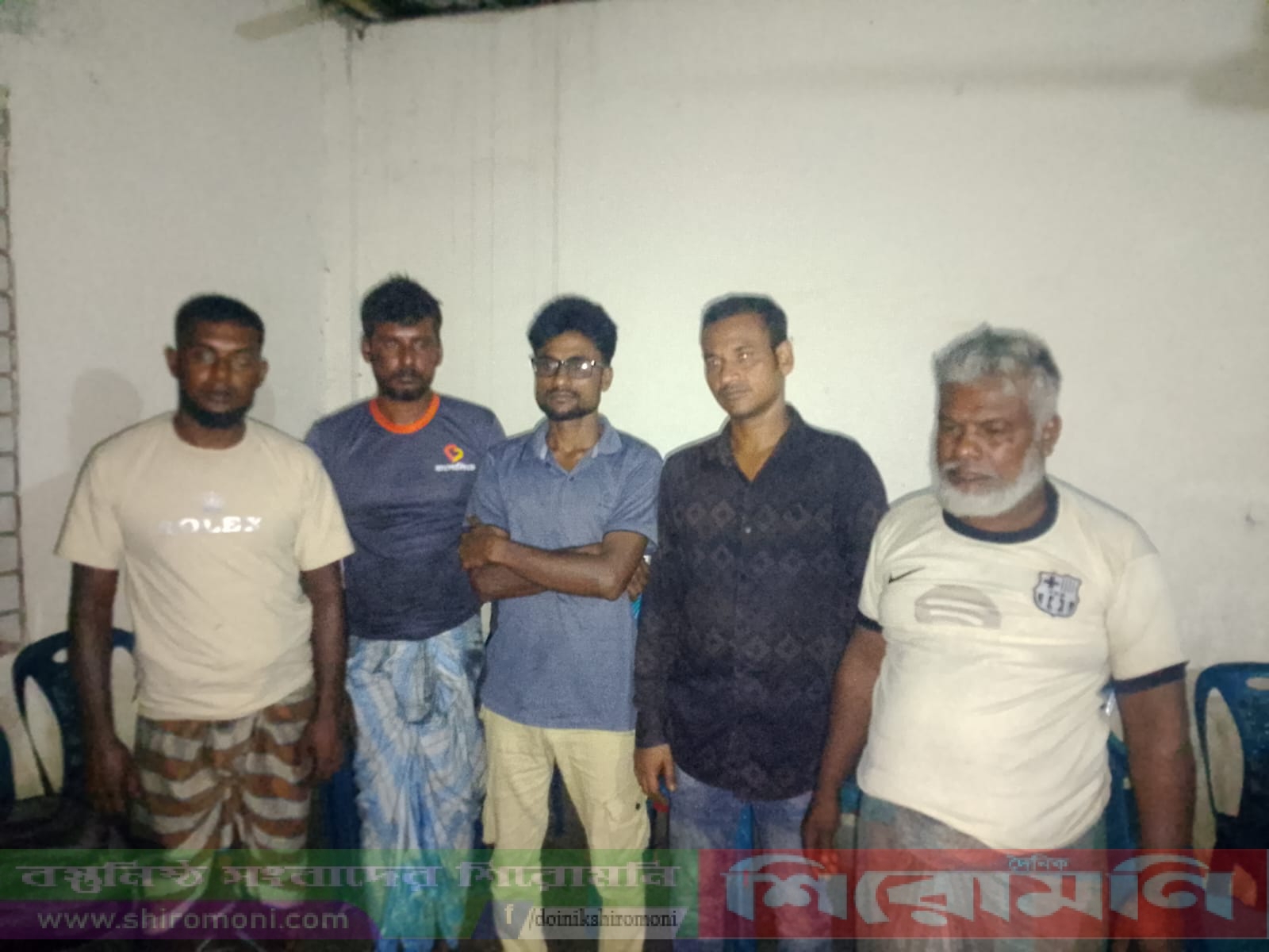 রাতের আঁধারে বালু কাটার সময় ৫ ড্রেজার শ্রমিক আটক, ড্রেজারে অগ্নিসংযোগ