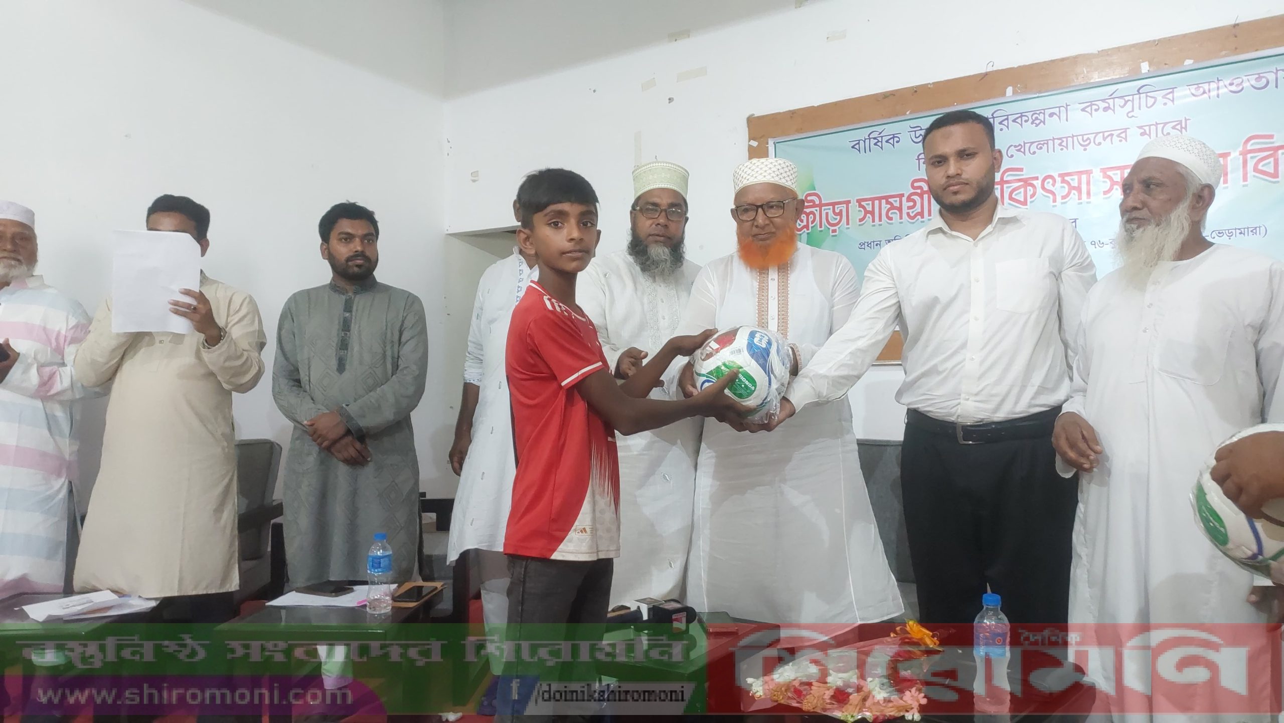 ভেড়ামারায় ক্রীড়া সামগ্রী ও চিকিৎসা সহায়তা বিতরণ