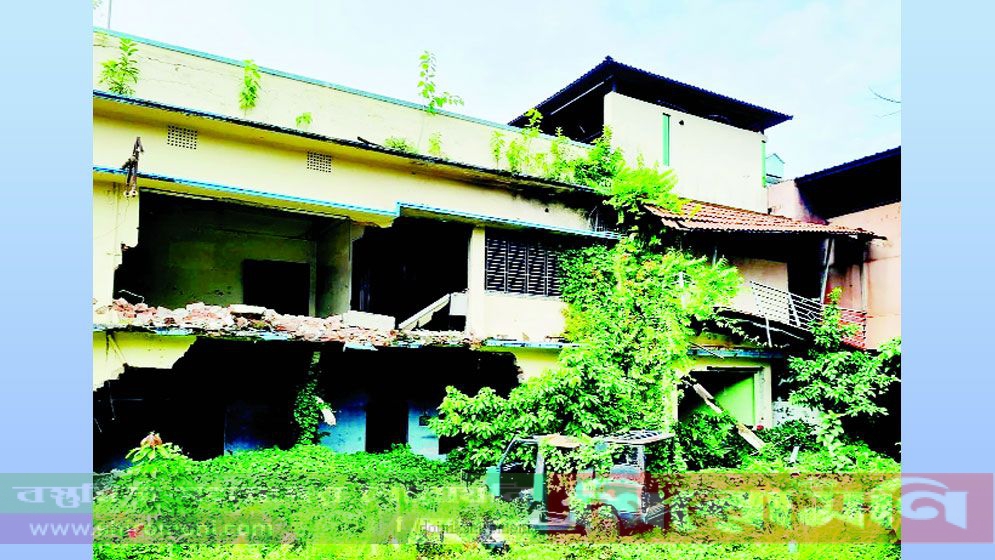 বরিশালের হাসানাতের প্রাসাদ শিয়াল-কুকুরের আস্তানা