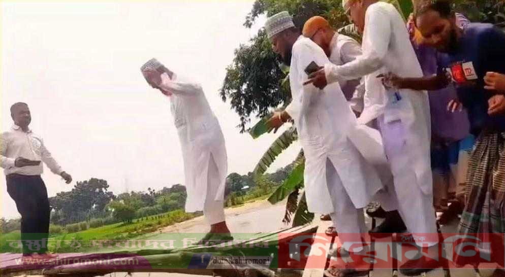 নীলফামারীতে এমপির সামনেই ভেঙে পড়ল সাঁকো!