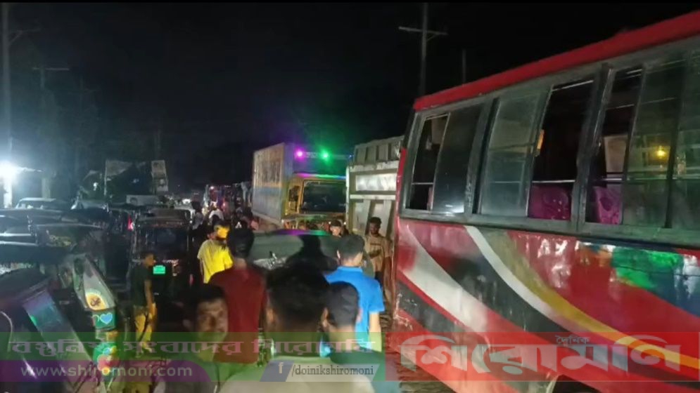 লক্ষ্মীপুরে চালকদের সড়ক অবরোধ গ্যাস না পেয়ে