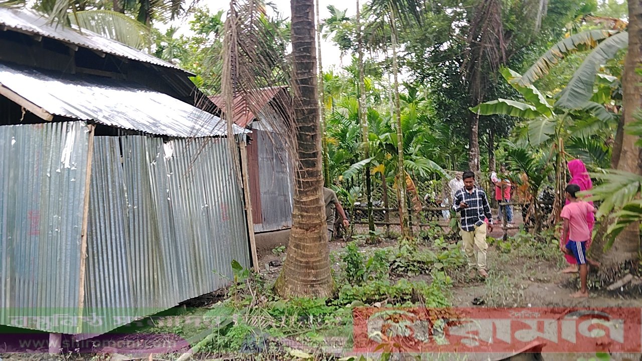 ভোলার দক্ষিণ আইচা বিরোধীয় জমিতে রাতের আঁধারে ঘর নির্মাণ