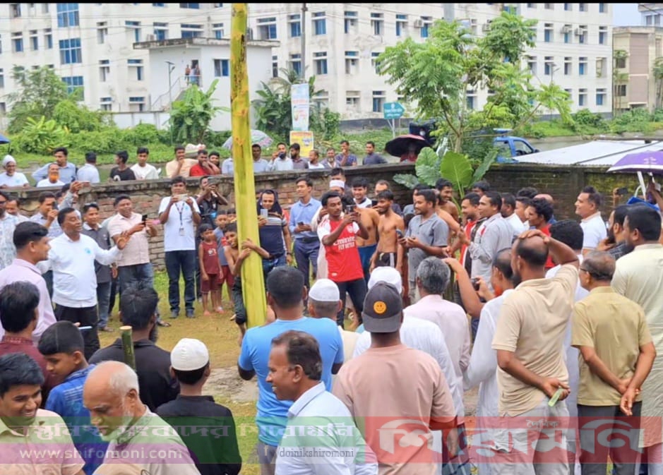 কোটালীপাড়ায় তৈলাক্ত কলা গাছ বেয়ে উপরে ওঠা প্রতিযোগিতা