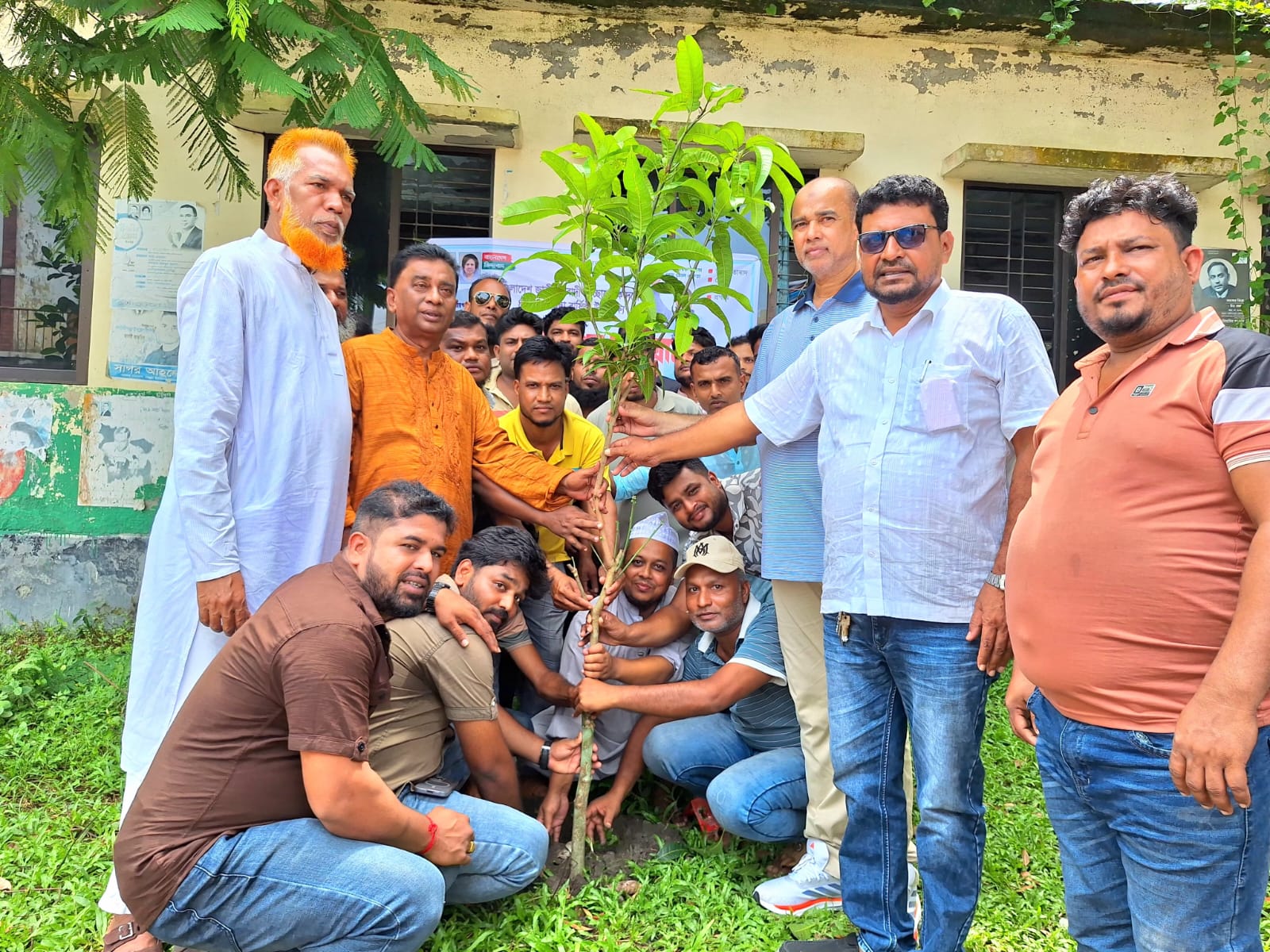 কোটালীপাড়ায় স্বেচ্ছাসেবক দলের প্রতিষ্ঠাবার্ষিকী উপলক্ষে বৃক্ষরোপণ