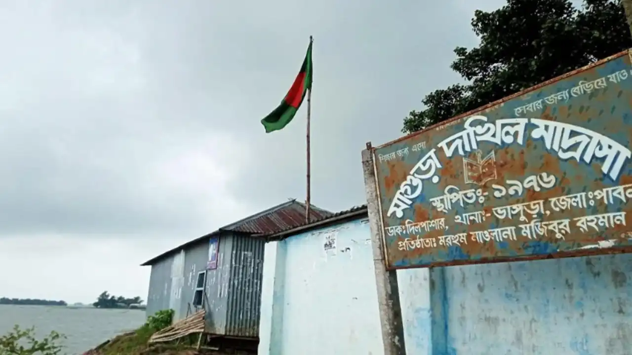 পাবনার মাগুরা দাখিল মাদ্রাসায় ১৭ শিক্ষকের ১৯ শিক্ষার্থী,পাস করেনি কেউ