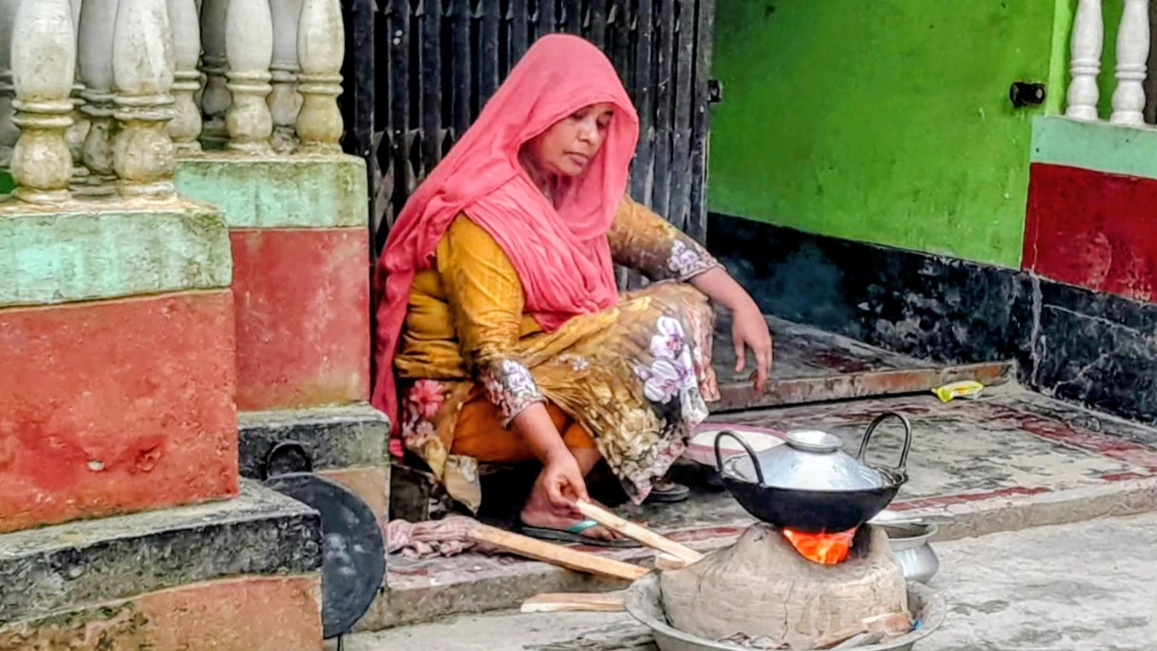 নারায়ণগঞ্জে গ্যাস সংকটে মাটির চুলায় ফিরছে রান্না