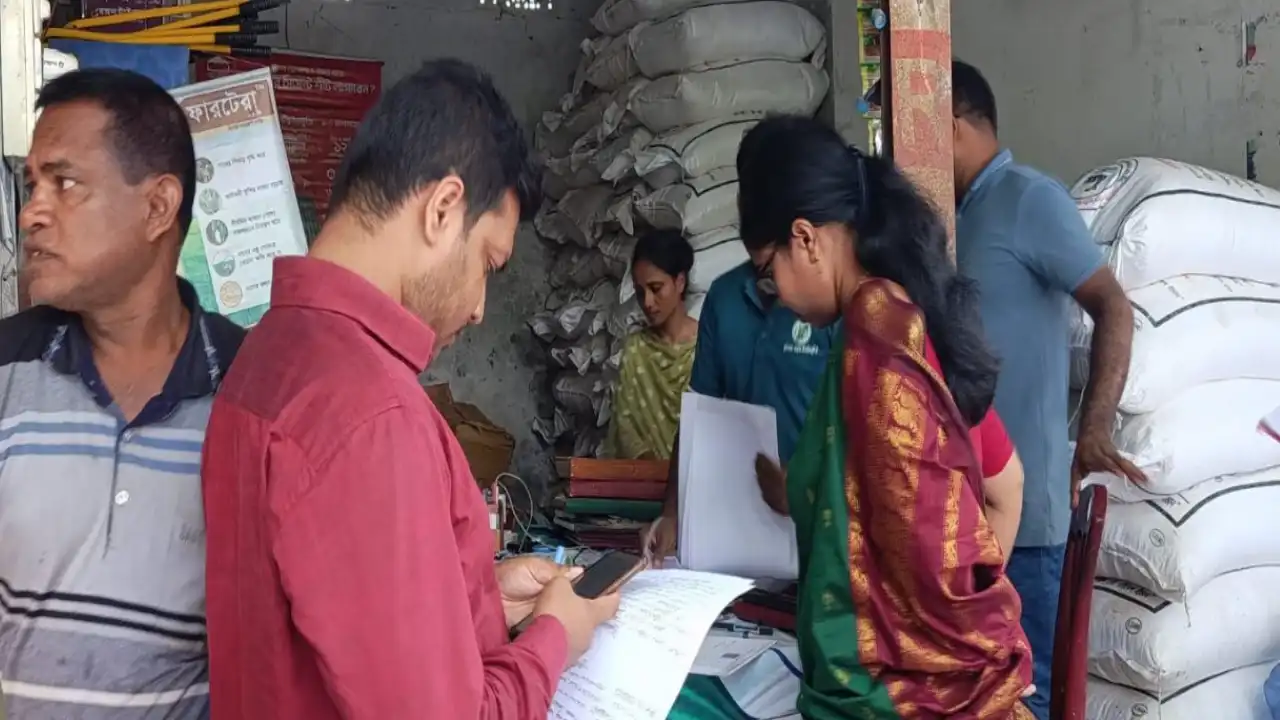 খুলনা থেকে অন্য জেলায় সার পাচারের চেষ্টা ব্যবসায়ীকে জরিমানা