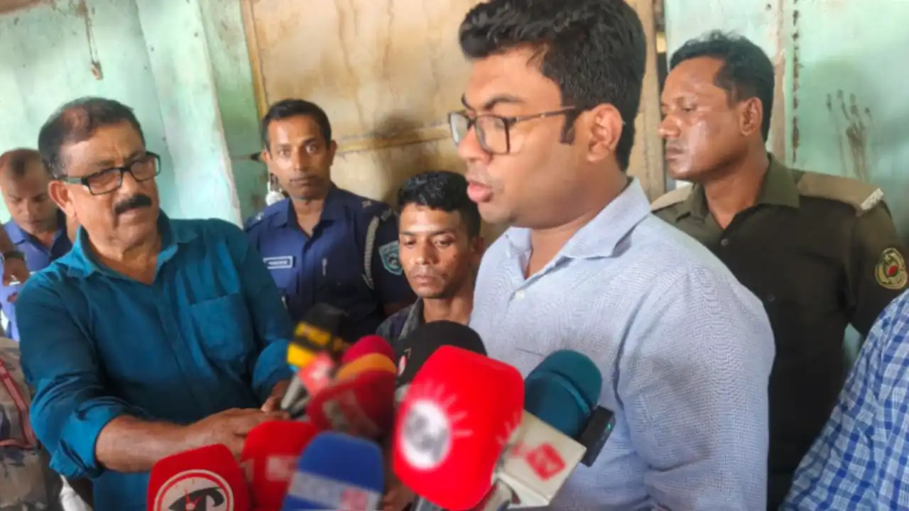 দিনাজপুরে রাইস মিলের গুদামে মজুত ২১৭ বস্তা রাসায়নিক সার
