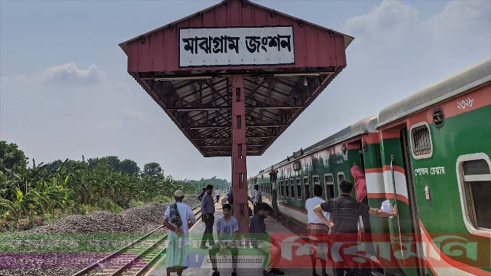 পাবনার মাঝগ্রাম স্টেশন এলাকায় চলন্ত ট্রেনের বগিতে আগুন