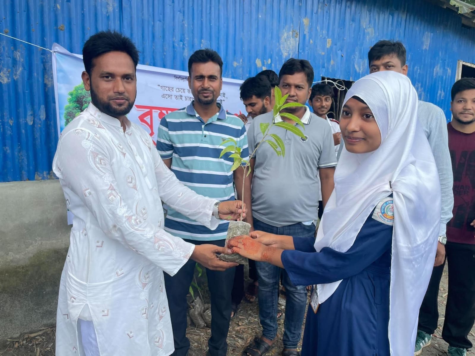মাদারীপুরে ‘অদম্য মাদারীপুর’-এর উদ্যোগে বৃক্ষরোপণ ও চারা বিতরণ