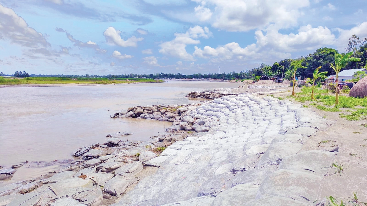 জামালপুর দেওয়ানগঞ্জে জলে গেল হাজার কোটি, ব্রহ্মপুত্র আগের মতোই