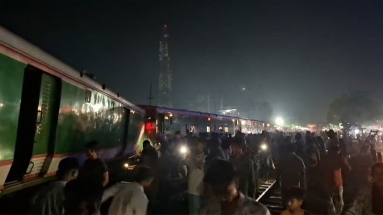 বগুড়ার সান্তাহারে লাইনচ্যুত বগি রেখেই চলে গেল ট্রেন