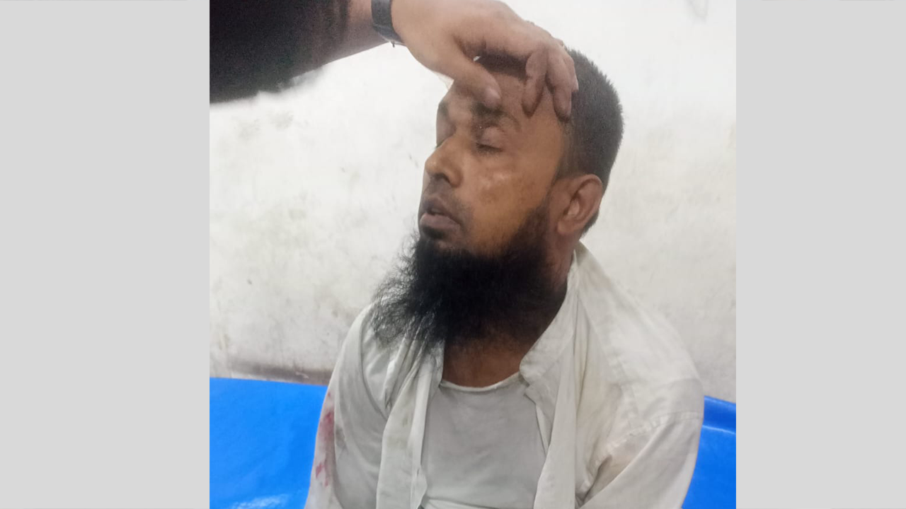 নোয়াখালীতে ছাত্রী ধর্ষণে অভিযুক্ত শিক্ষককে গণধোলাইয়